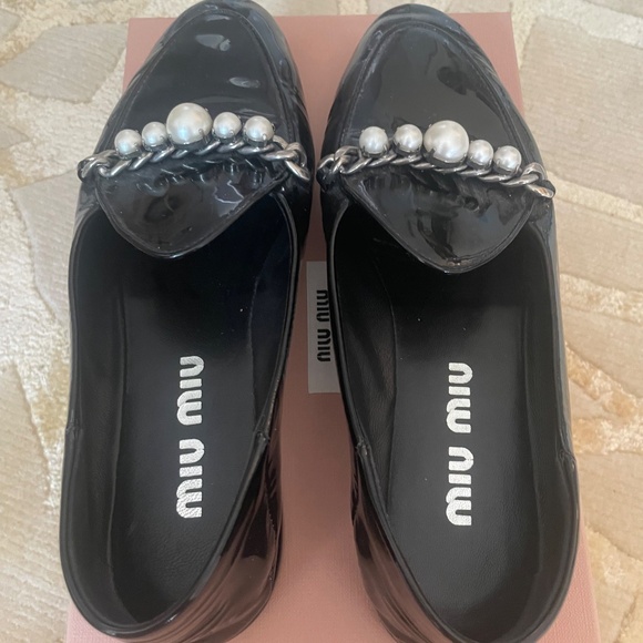 Miu Miu black patent loafers with pearl detail - Picture 4 of 11